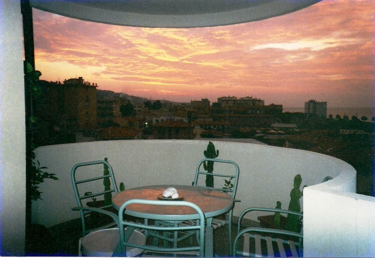 Appartamento - Terrazzo Vivibile Vista Mare, Wi-Fi Gratuito Vallecrosia Exterior foto